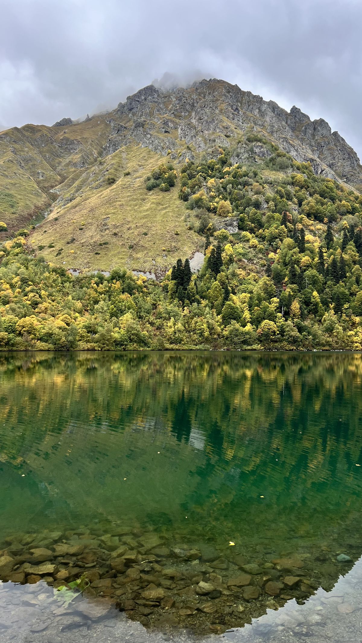 Вода и берег озера Кардывач
